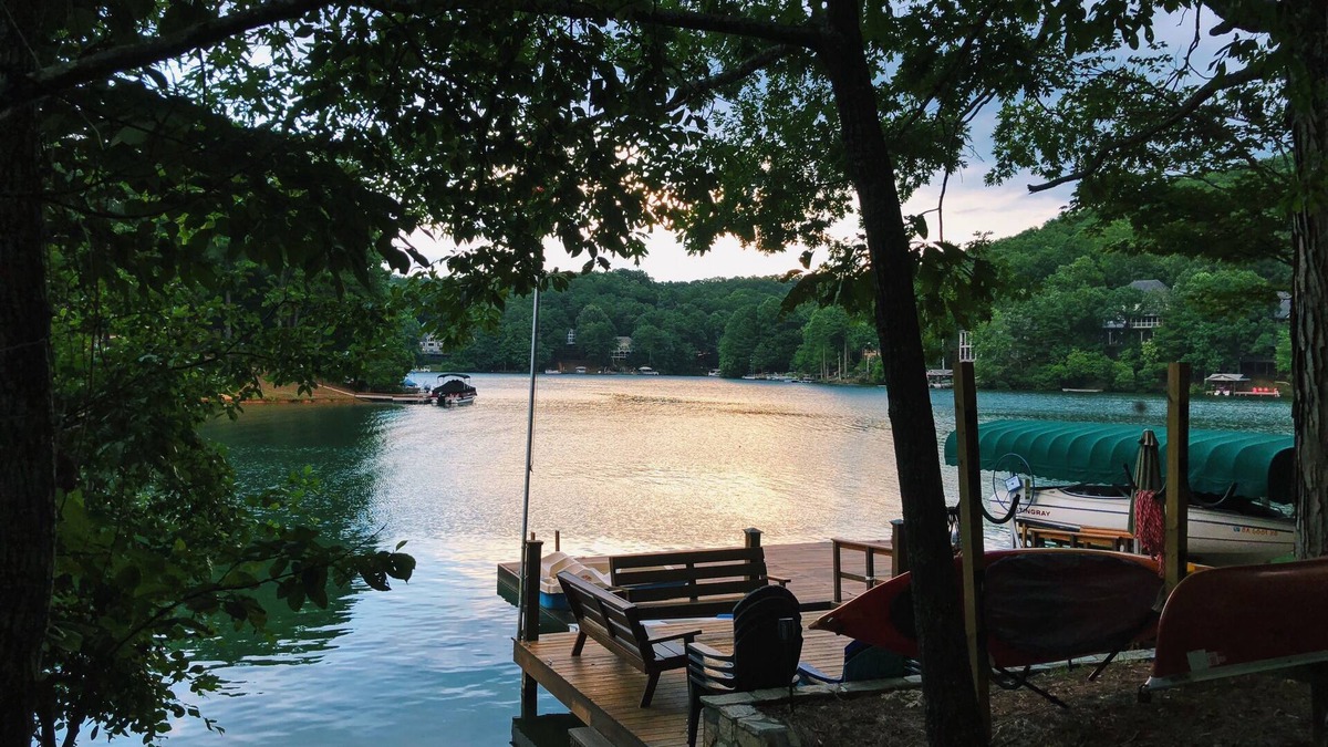 Waleska House | Beautiful lake-front escape from the City