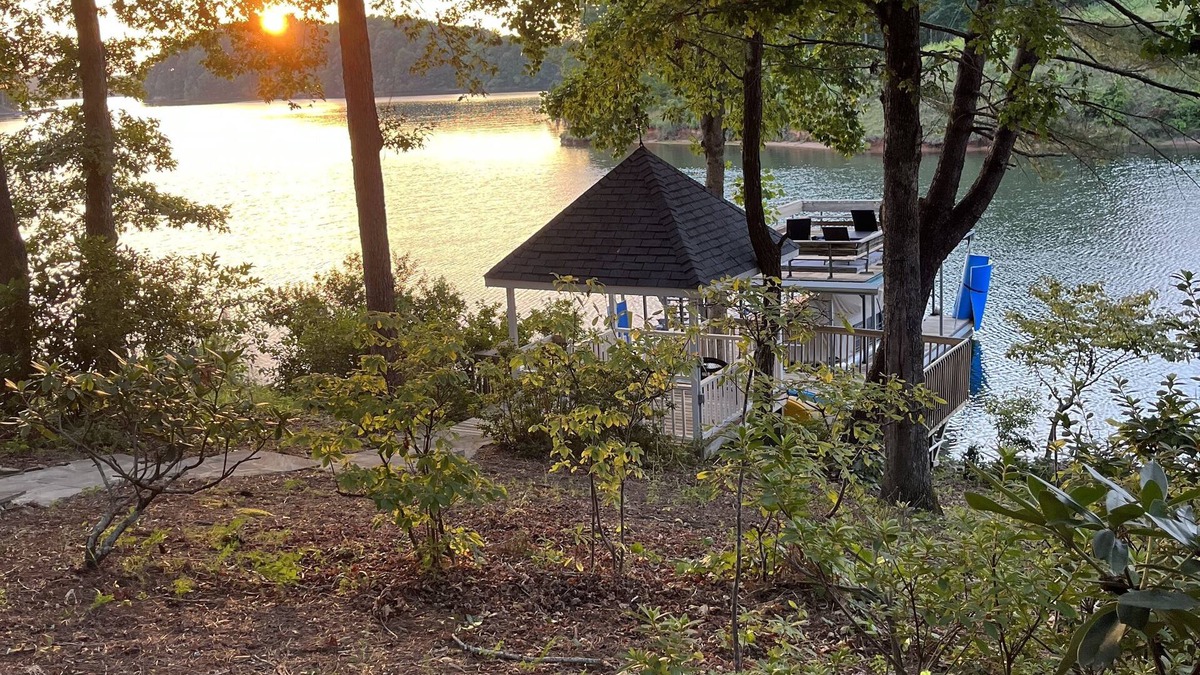 Six Mile House | Beautiful lake front house on Lake Keowee 12 miles from Clemson.