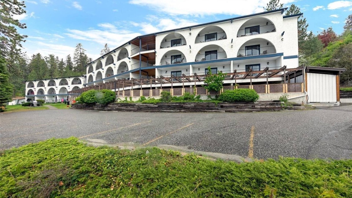 Central Okanagan Apartment | Beautiful Lake Front @ the Lake Okanagan Resort!