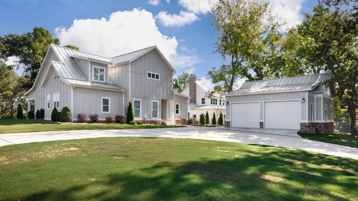 Scottsboro House | Beautiful lake house in a charming community! Perfect for a relaxing getaway.