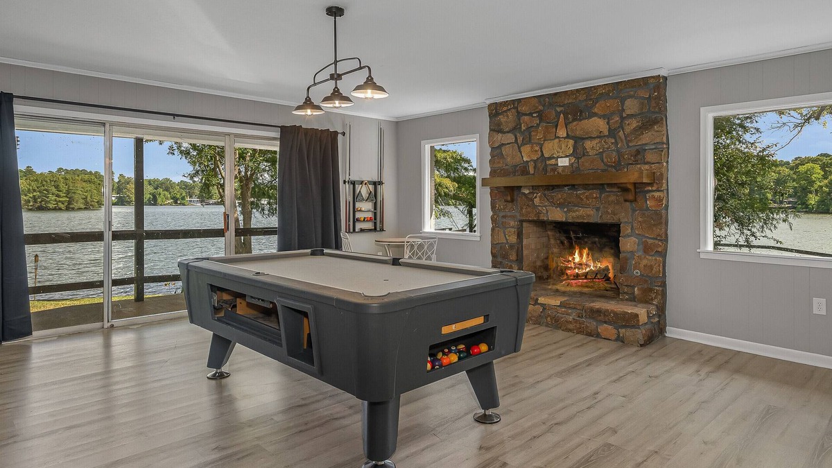 Shreveport House | Beautiful lake house with game room. Dog friendly
