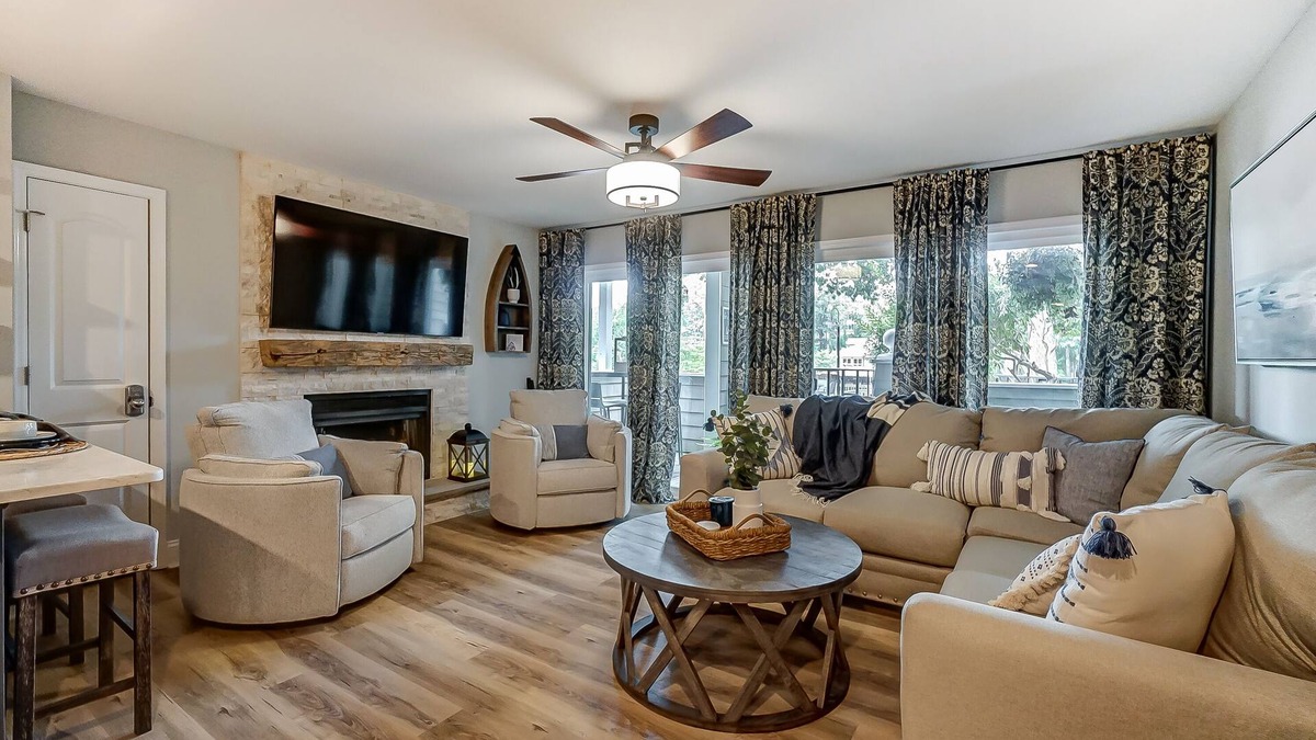 Mount Mourne Condo | Beautiful Lake Norman waterfront location! Steps to pool, lake, restaurant!