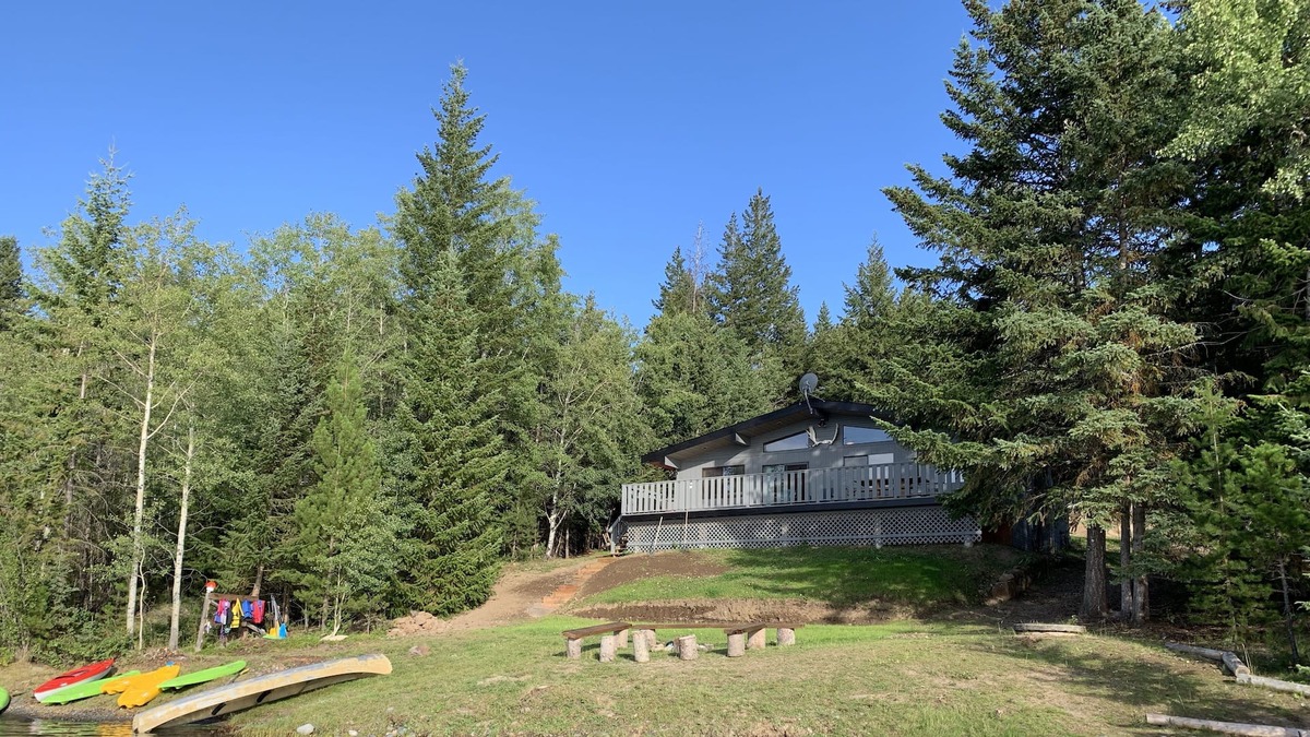 70 Mile House House | Beautiful Lakefront Cabin on Green Lake