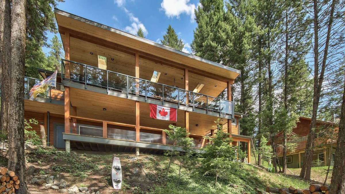 Kamloops Cottage | Beautiful lakefront home on Heffley Lake
