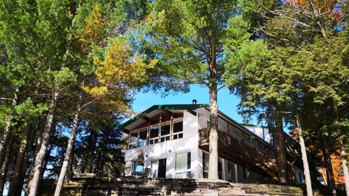 Seguin Cabin | Beautiful Lakefront Inn Suites