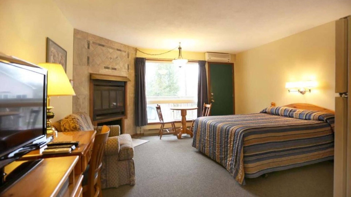 Seguin Cabin | Beautiful Lakefront Inn Suites