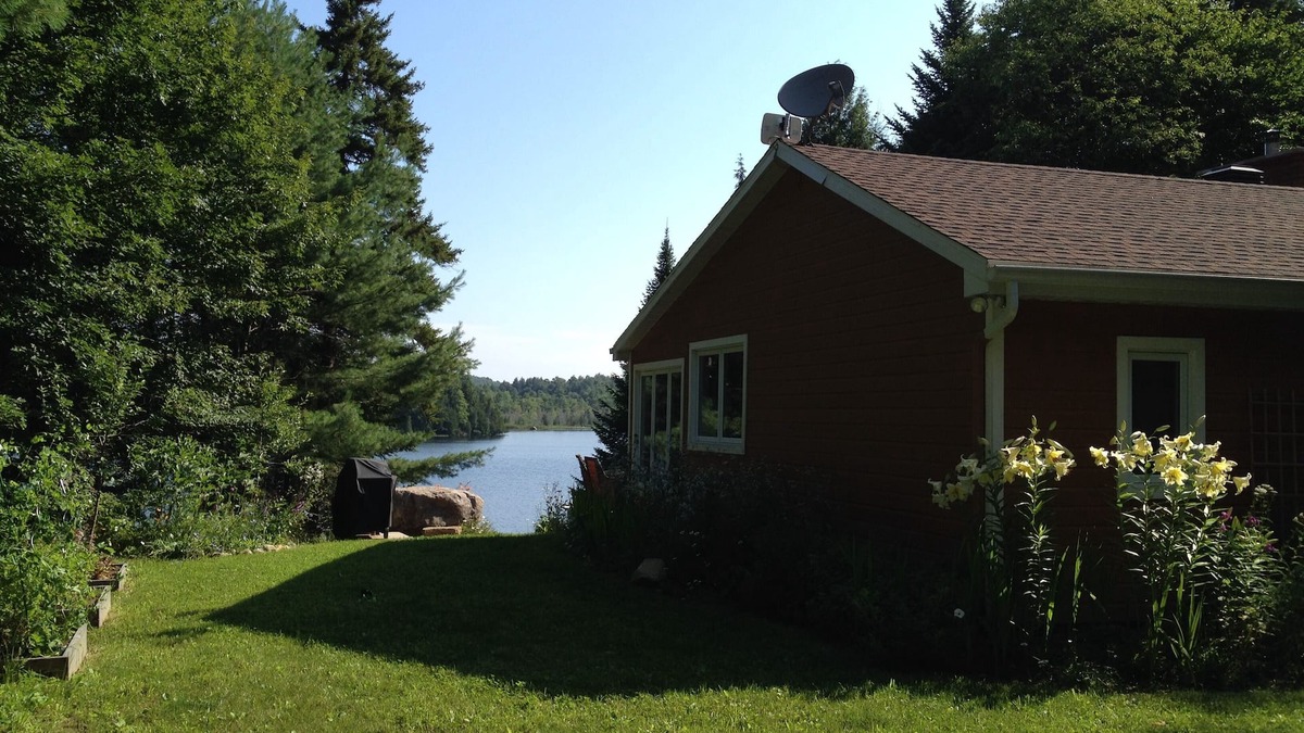 Wentworth Cottage | Beautiful lakefront cottage, 1 hour north of Montreal