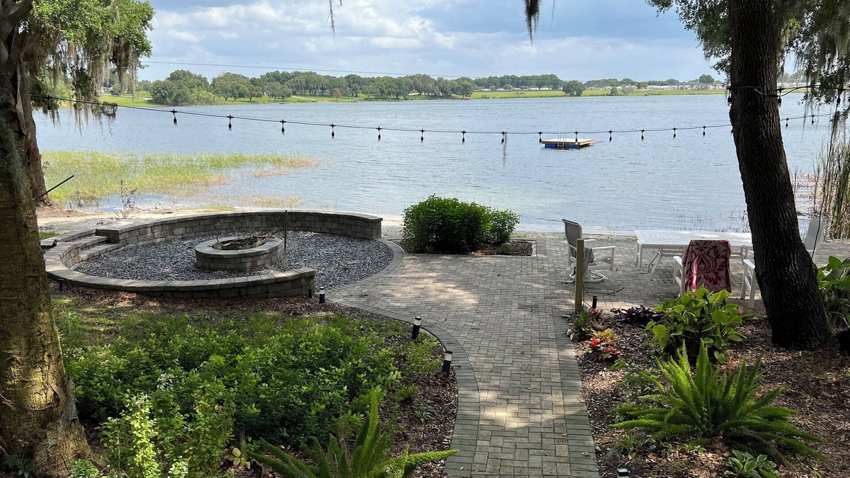 Umatilla House | Beautiful Lakefront Home