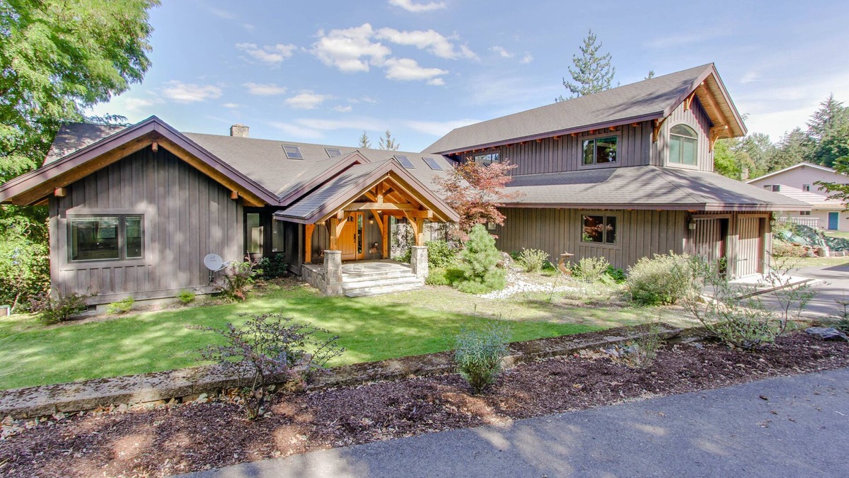 Sandpoint Cabin | Beautiful lakefront lodge w/views, private beach access, & large deck