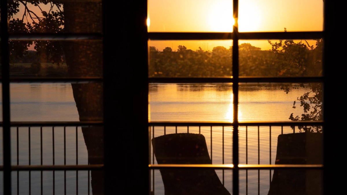 Granbury House | Beautiful lakefront property minutes away from the beautiful downtown square.