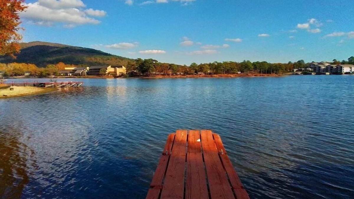 Piney House | Beautiful lakefront home new to market
