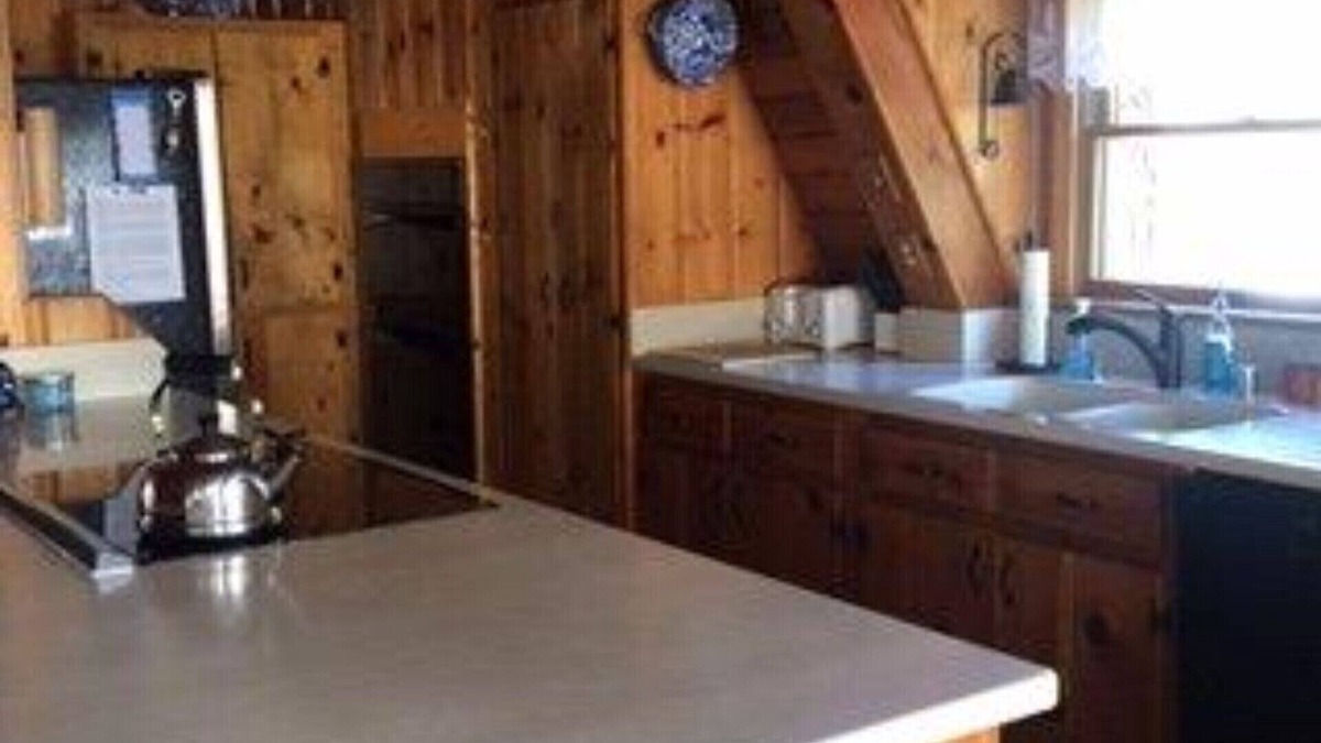 Lake Almanor Country Club Cabin | Beautiful Lakefront Cabin June through October only n