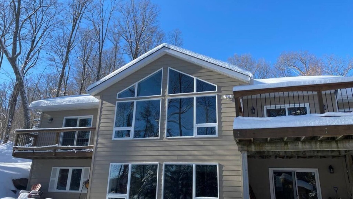 Dysart et al Cottage | Beautiful Lakeside Cottage with Hot Tub, winterised & excellent wifi