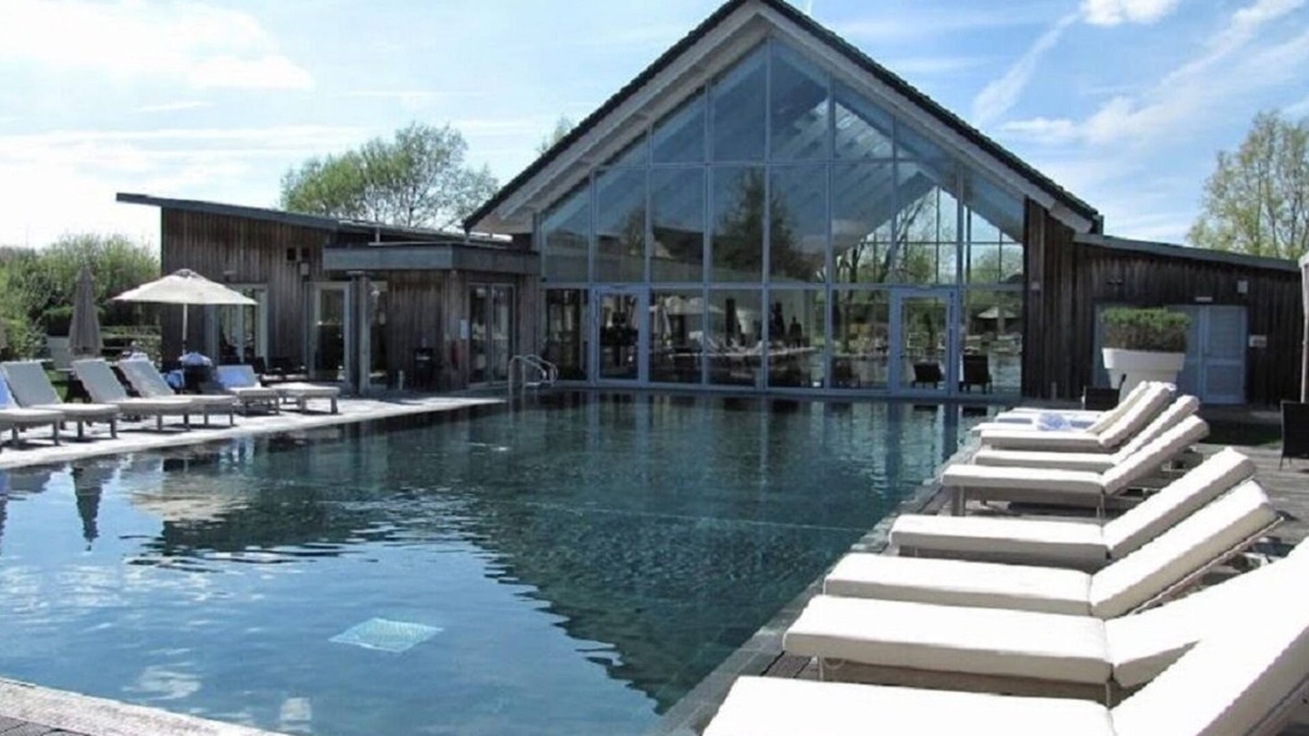 Cirencester House | Beautiful Lakeside Cotswold Holiday Home