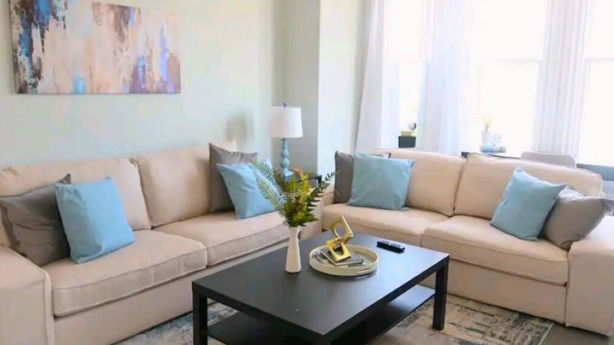 Barrie House | Beautiful Lakeside Heritage Home in BarrienBright and Spacious Stay
