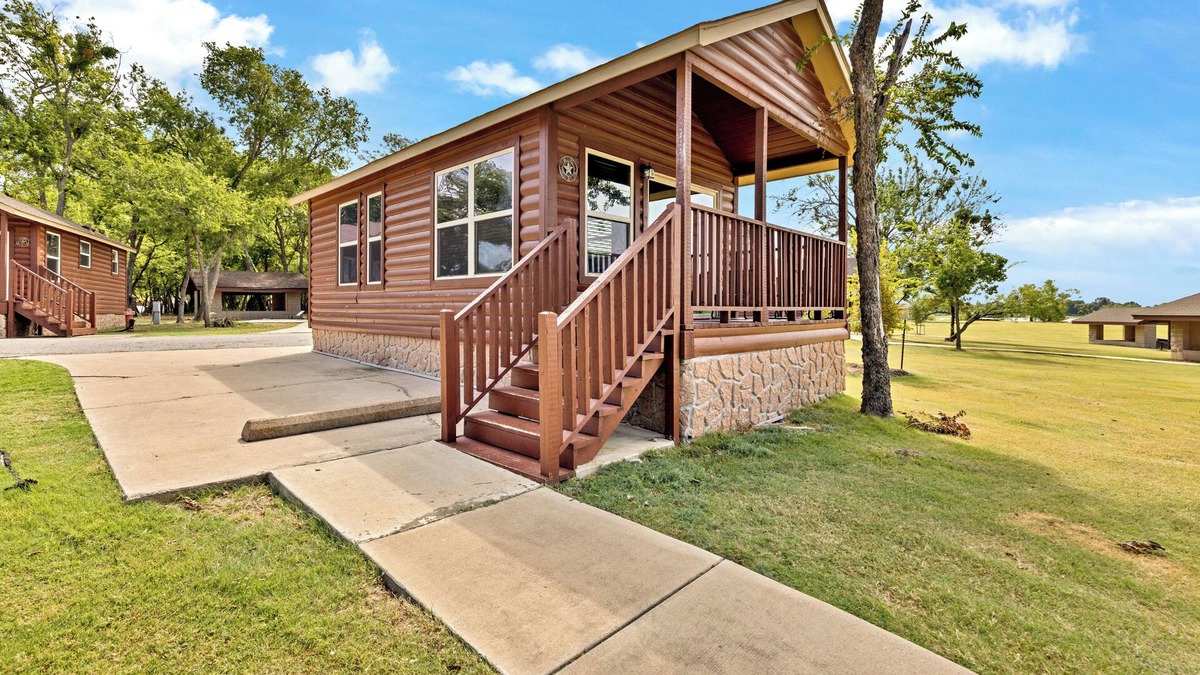 Frisco Cabin | Beautiful Lakeside Tiny House Cabin