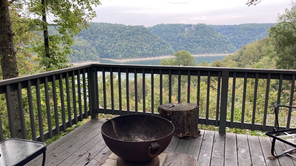 Smithville House | Beautiful Lakeview Home in Four Seasons Resort!