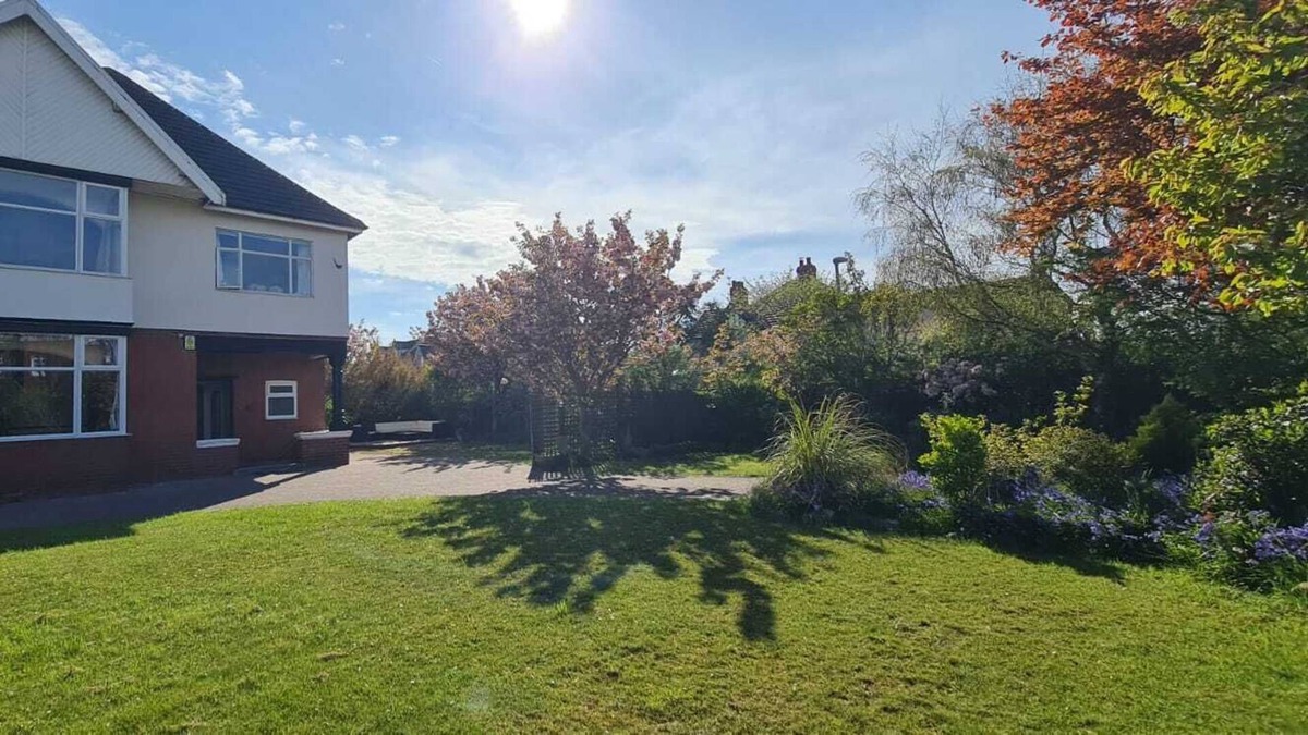 Lytham St. Anne's House | Beautiful Large Family Home With Games Room