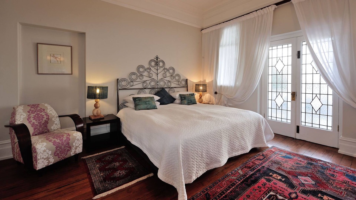 Cape Town Apartment | Beautiful large Apartments in100 year old Manor house, great location n