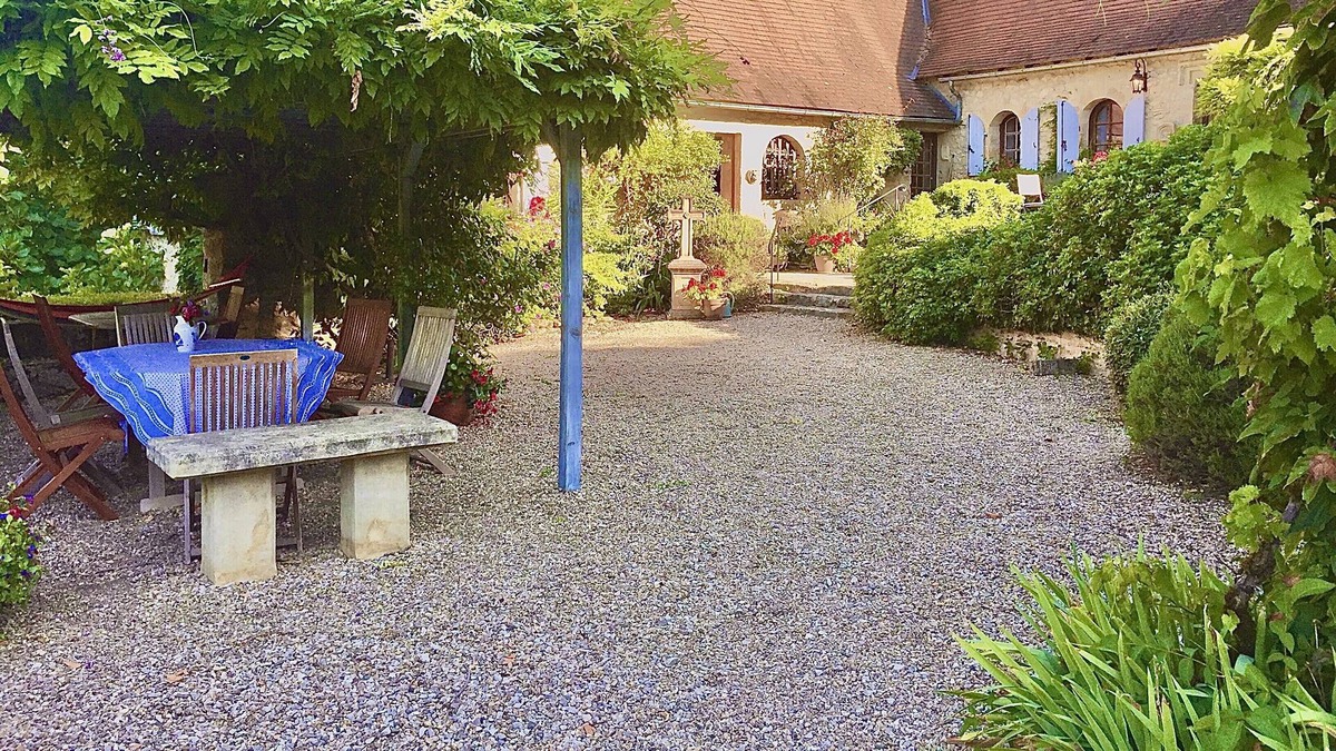 Montignac House | Beautiful, large country home - 30 acres, 6 beds, pool. Montignac Lascaux Cave