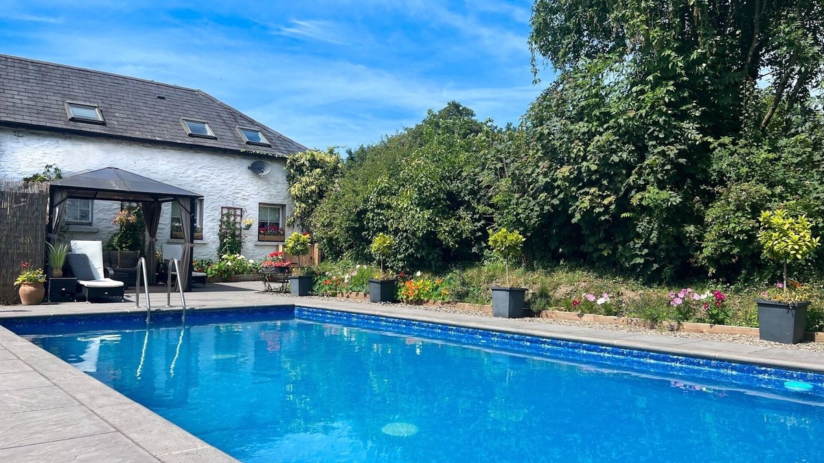 Lampeter House | Beautiful Large Country Barn Conversion Hot Tub, Pool, BBQ Hut, Large Grounds