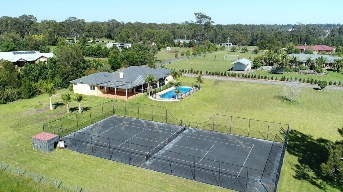 Worrigee House | Beautiful Large Country Home in the Perfect Location with tennis court & theatre