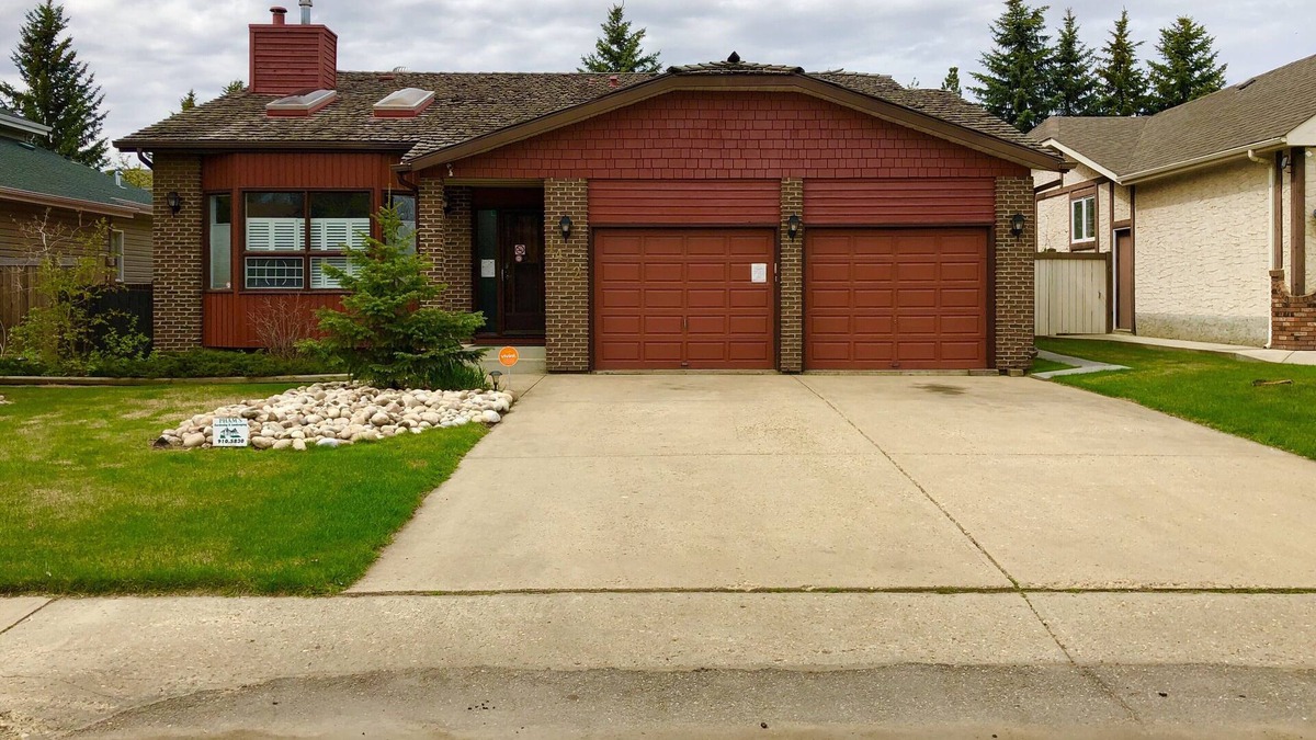 Southwest Edmonton House | Beautiful Large South Edmonton Executive Home