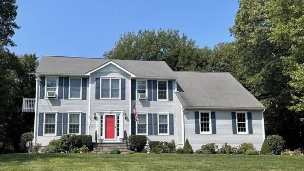 South Kingstown House | Beautiful large 4-bedroom house with AC and WiFi: South Kingstown Rhode Island.