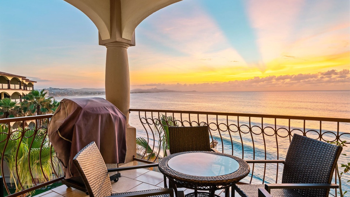 San Jose del Cabo Condo | Beautiful Las Olas beachfront condo. A surf lover's dream!