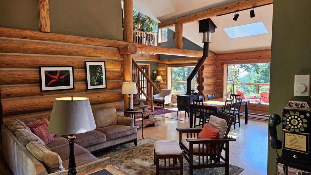 Bowen Island Cabin | Beautiful light-filled log home