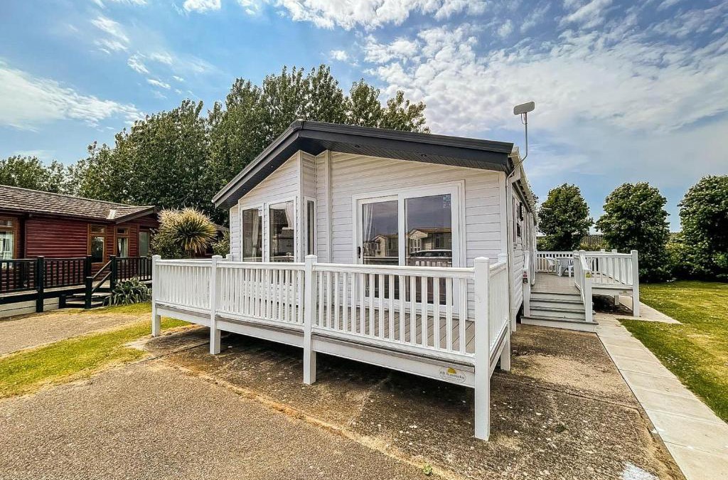 Hunstanton Cabin | Beautiful Lodge With Decking In Hunstanton At Manor Park Ref 23023W