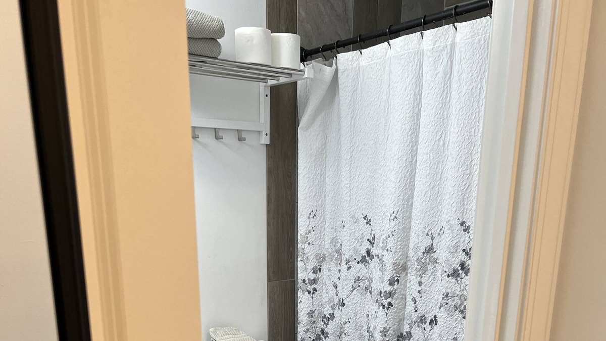 Hickory House | Beautiful loft centrally located in Hickory, 7 minutes to Fry Regional Medical .