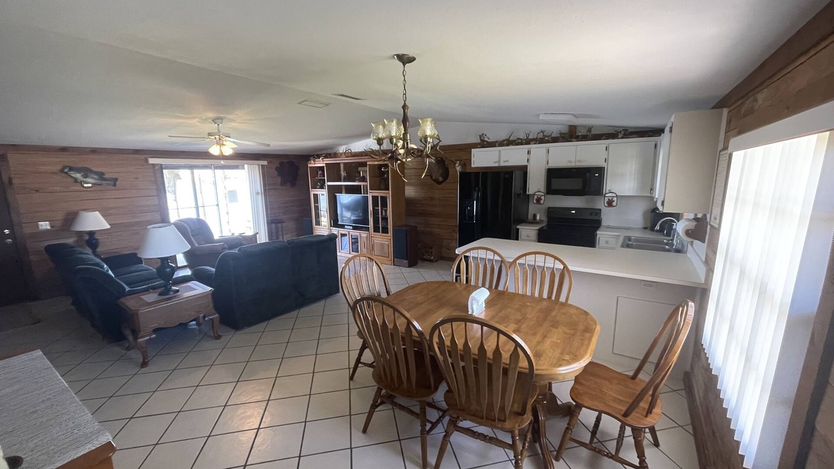Bartow House | Beautiful log cabin on private lake