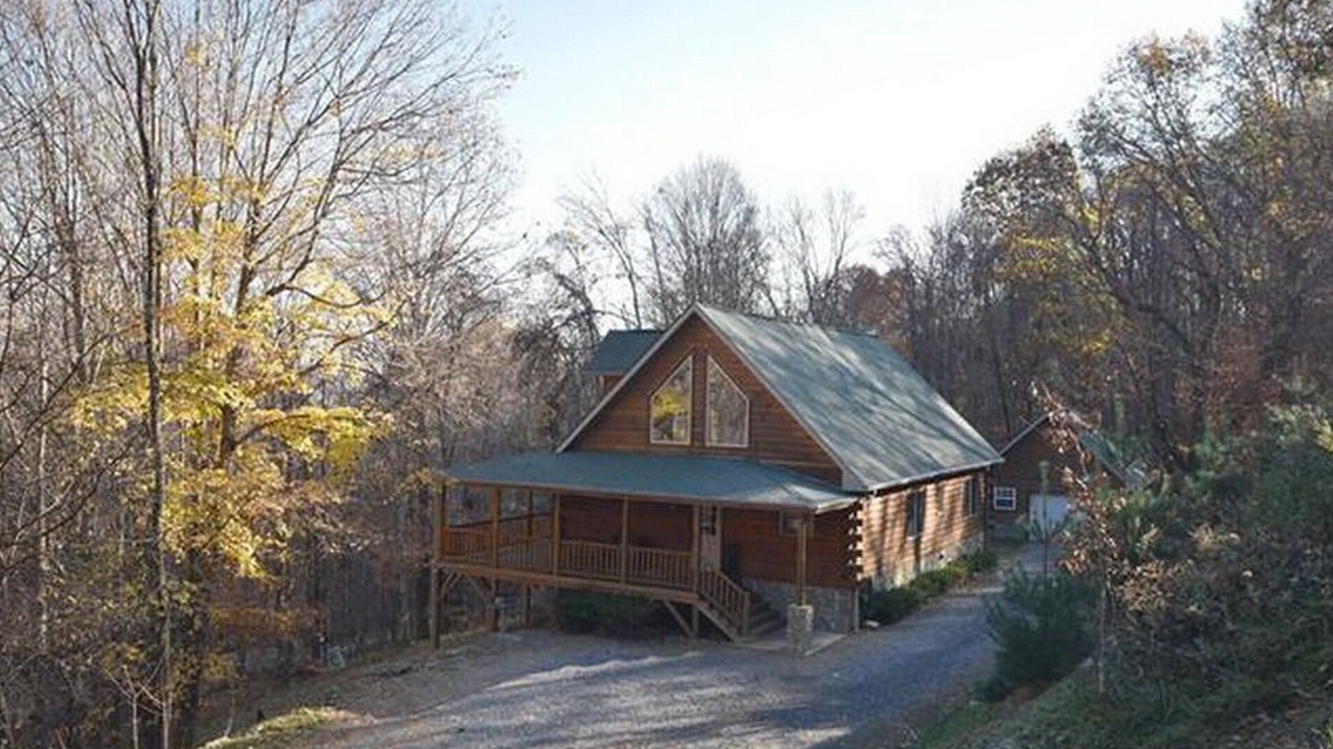 Apple Creek Acres Cabin | Beautiful Log Cabin with Two Master Suites on 4.5 Wooded Acres