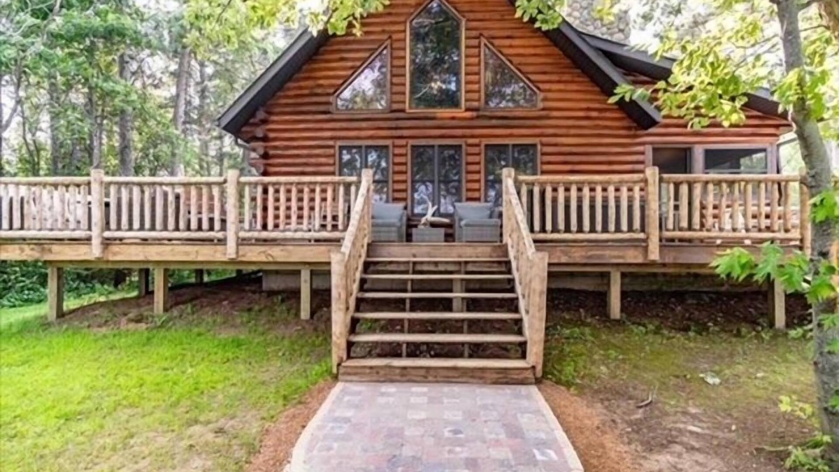 Big Bay House | BEAUTIFUL LOG HOME ON THE WESTERN SHORES OF LAKE PETENWELL