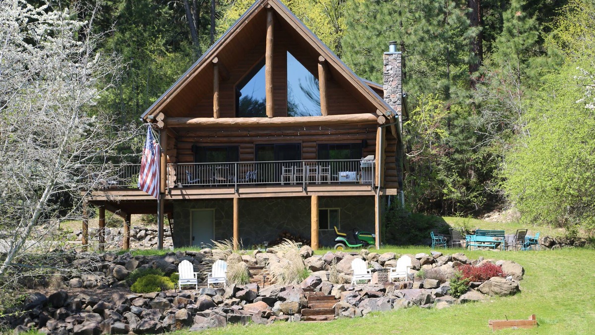 Coeur d'Alene House | Beautiful Log Home on Cda Lake, Grass to the Water!