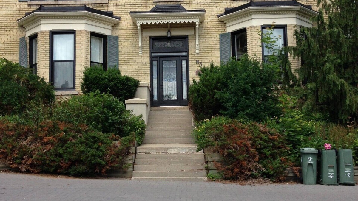 Guelph Villa | Beautiful mansion located downtown, near hospital, train/bus station.