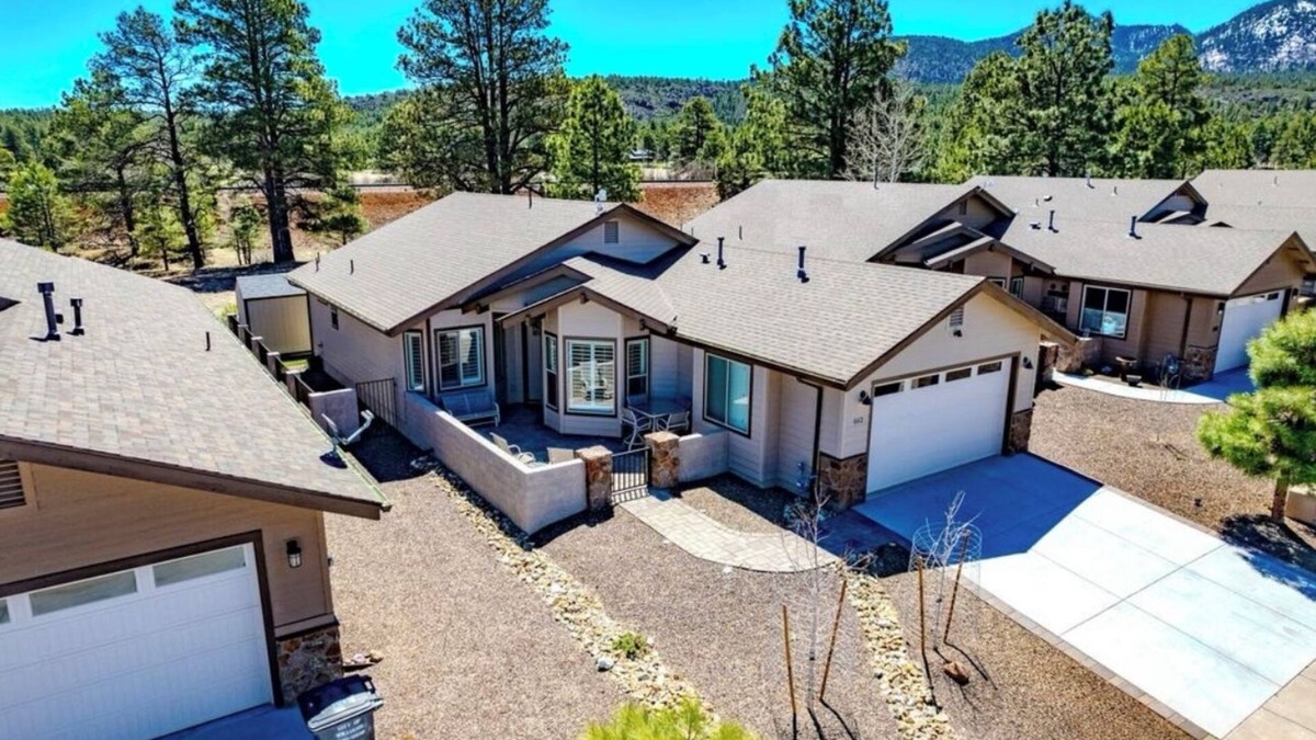 Williams House | Beautiful Model home 2 minutes to town, golf and hiking. Perfect for families!
