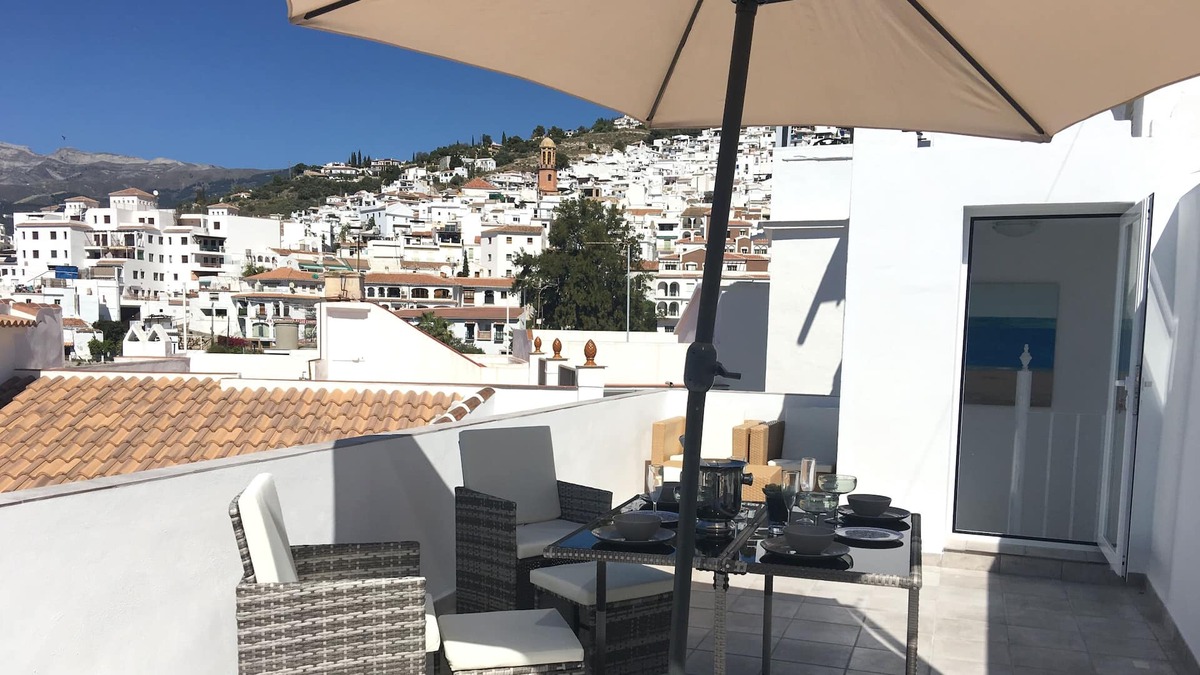 Competa House | Beautiful modern 1 bed bijou town house, stunning roof terrace