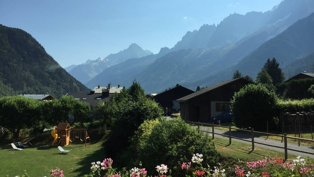 Les Houches Apartment | Beautiful modern 3 bed en-suite chalet apartment with balcony