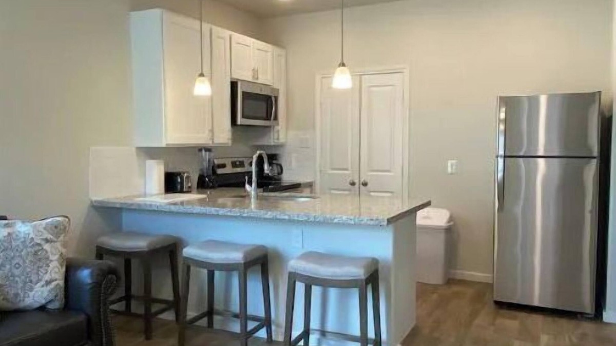 La Grange Apartment | Beautiful, Modern Apartment in La Grange- Great Location!