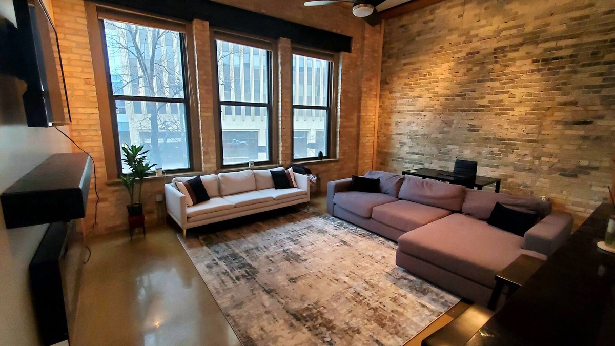 Westown Condo | Beautiful Modern Condo - Heart of Milwaukee!