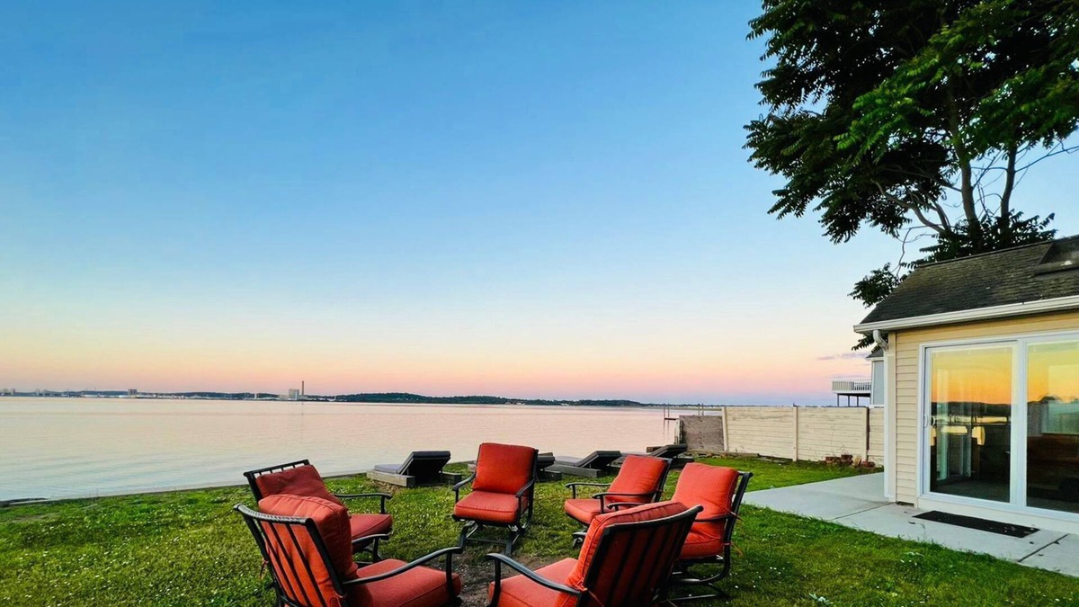 West Haven House | Beautiful Modern house By the Bay w out door Spa
