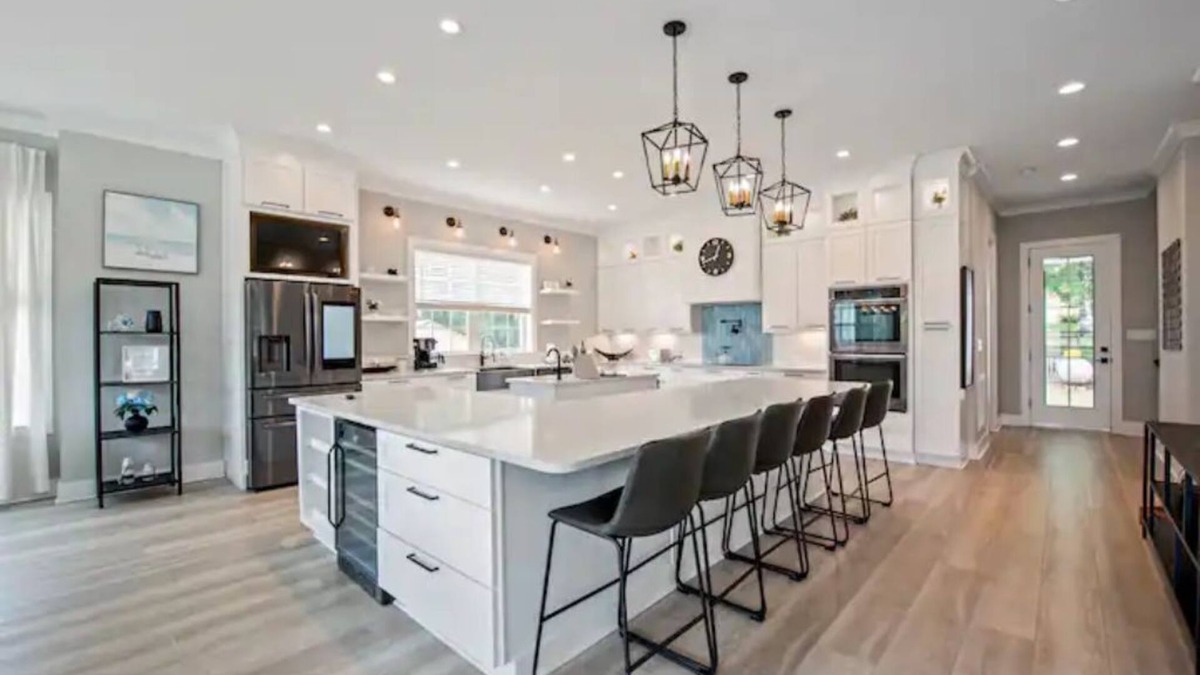 Mayhew House | Beautiful Modern Lake Home in Mooresville NC