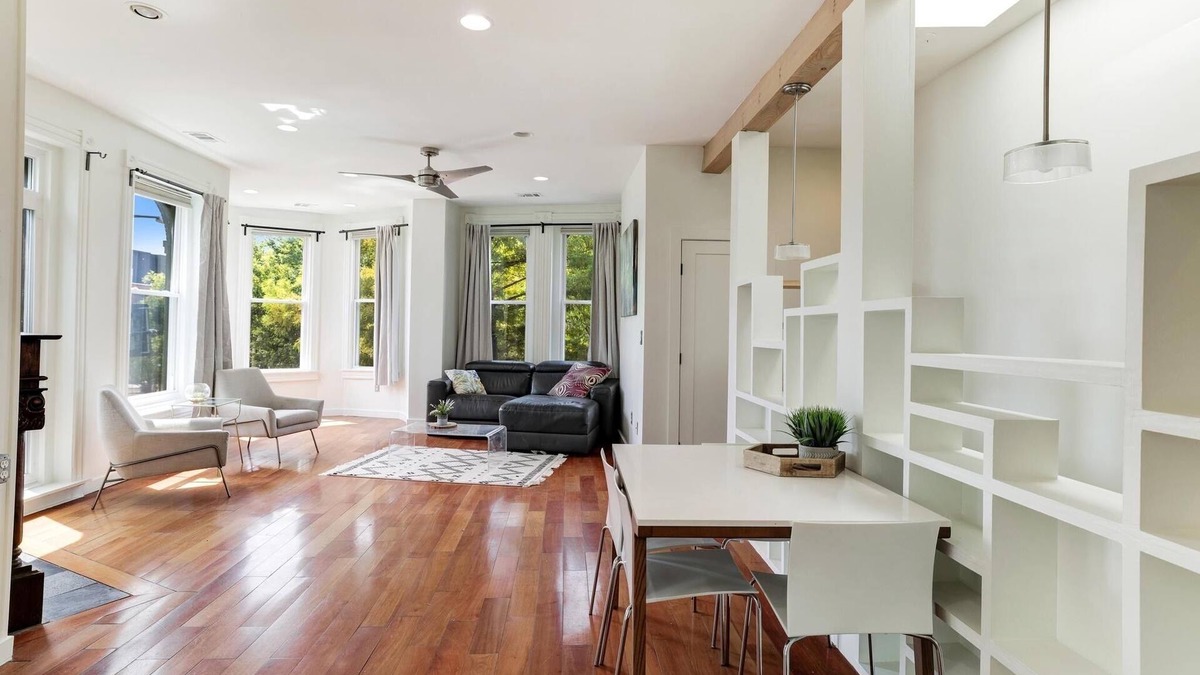 Bouvet Island Apartment | Beautiful Modern Penthouse in heart of city, very walkable !