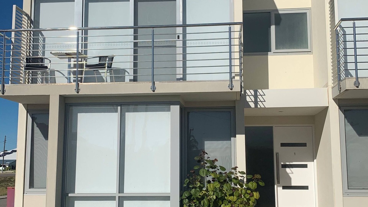 Jurien Bay House | Beautiful modern three bedroom townhouse walking distance to the beach.