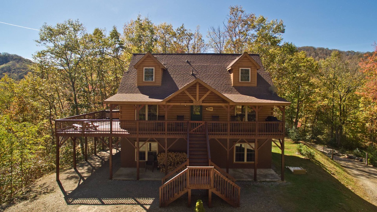Maggie Valley Cabin | Beautiful Mountain Top Retreat Long Range Views, Hot Tub,Ping Pong,Horseshoe pit