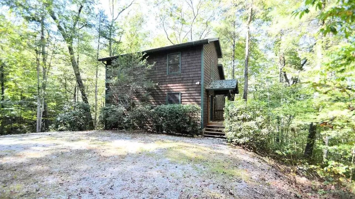 Lakemont Cabin | Beautiful Mountain Cabin, 2 bdrm, 2 bath + loft, cozy fireplace!