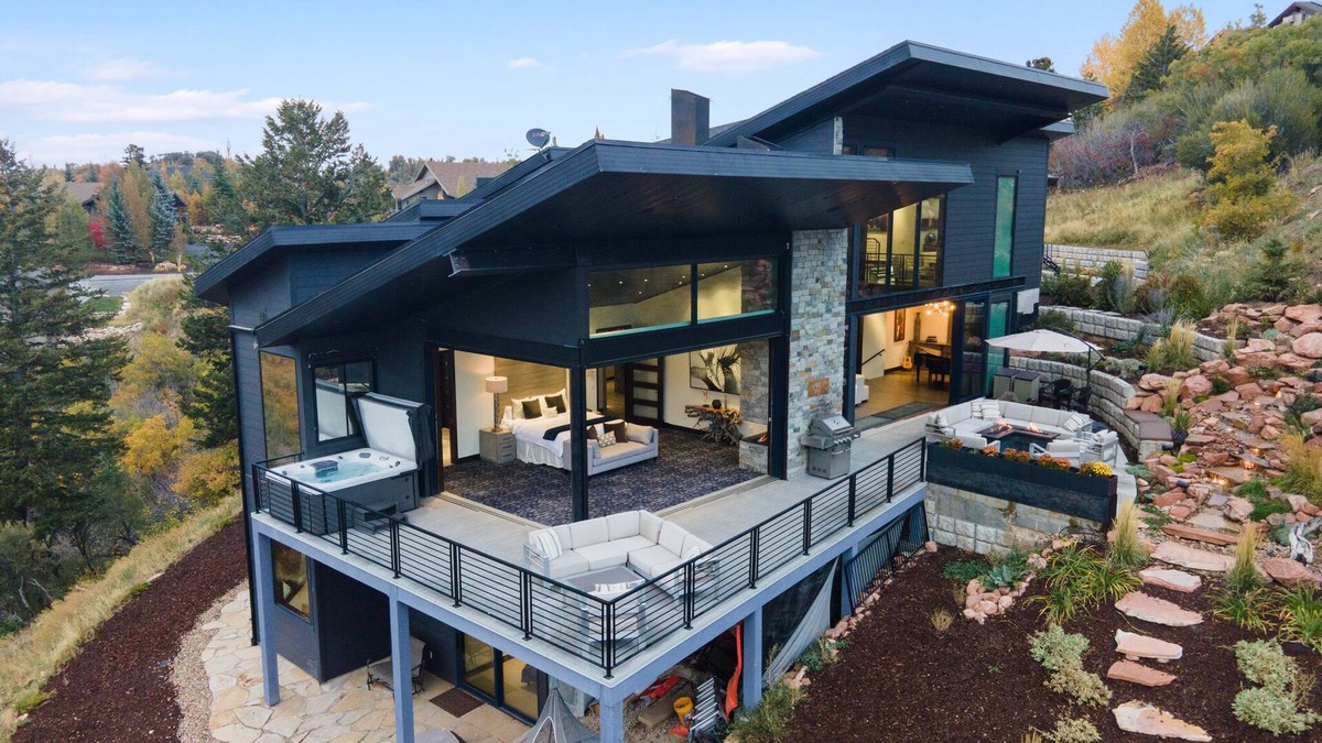 Pineridge House | Beautiful mountain home w/endless entertainment! BOOK NOW! 30 DAY Req'd