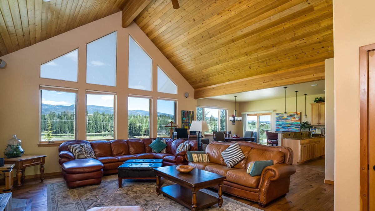 Purgatory House | Beautiful Mountain Home, 2 Miles to Ski Resort, Hot Tub, and Dog Friendly.
